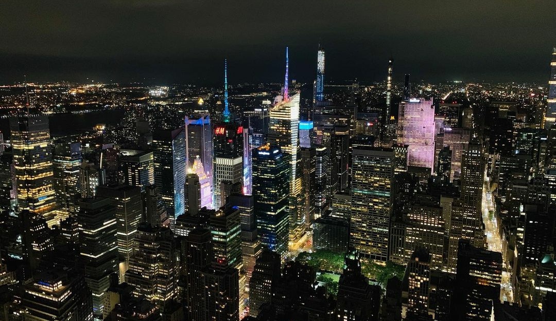 Kilas Balik Sejarah , Kota Sekarang, Saat Siang Hari, Saat Malam Hari, Dari Atas Ketinggian, NYC, Si Kota “The Big Apple”, Fakta Menarik, Destinasi Wisata