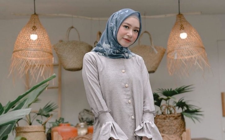 1. Biru Muda, 2. Cokelat, 3. Abu-Abu, 4. Biru Dongker, 6. Kuning, 7. Merah Marun, 8. Hitam, 9. Hijau Olive, 10. Motif