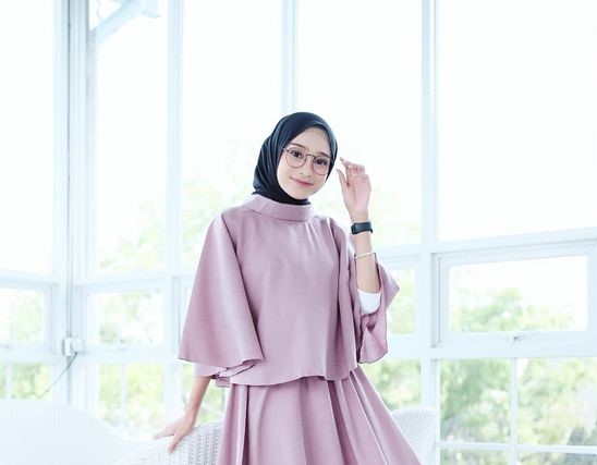 1. Hitam, 2. Warna Senada, 3. Merah Marun, 4. Abu-Abu, 5. Ungu Pastel, 6. Hijau Tosca, 7. Putih, 8. Cokelat Muda, 10. Motif