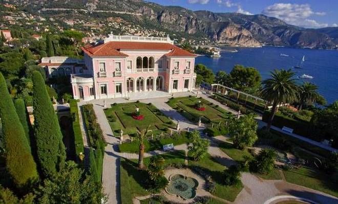 1. Istana Buckingham, 2. Antilia, 3. Villa Leopolda, 4. The One, Bel Air, California, 5. Villa Les Cèdres, 6. Witanhurst, 7. Les Palais Bulles, 8. Four Fairfield Pond, 9. Palazzo di Amore, 10. Seven The Pinnacle
