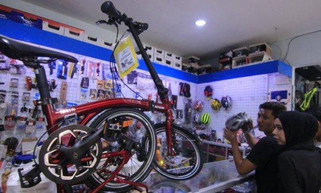 1. Aneka Sepeda, 2. Cakra Style Bike Store, 3. Rodalink, 4. Menang Jaya Store, 5. RisShop Online, 6. Mitra Bike, 7. KJS Bike Samarinda, 8. Nusantara Bike Store, 9. Bobo Lembuswana Store, 10. C7 Bike Store