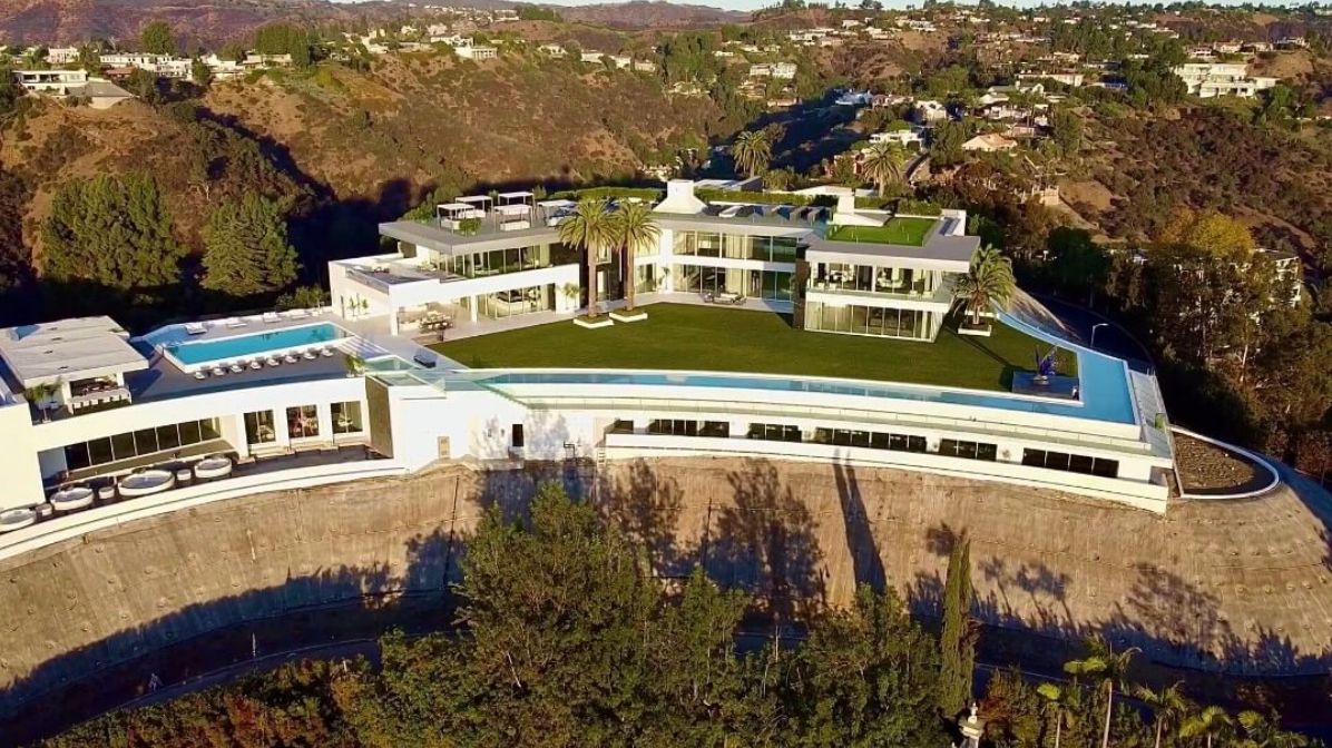 1. Istana Buckingham, 2. Antilia, 3. Villa Leopolda, 4. The One, Bel Air, California, 5. Villa Les Cèdres, 6. Witanhurst, 7. Les Palais Bulles, 8. Four Fairfield Pond, 9. Palazzo di Amore, 10. Seven The Pinnacle