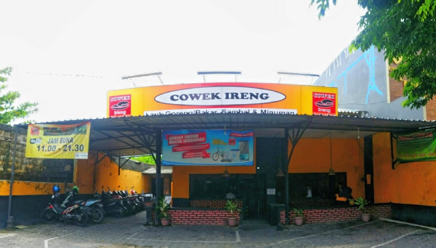 1. Eling Bening, 2. Lepau Bu Karti, 3. Cowek Ireng, 4. Joglo Agung Resto &amp; Gallery, 5. RM Istana Wedang Puri Anjasmoro, 6. Mr.K Cafe Gombel, 7. Pemancingan Sekopek, 8. Selera Sambal, 9. Soto Ayam Khas Semarang Pak Man, 10. Restoran Kampung Laut Semarang, 11. RM Lombok Abang