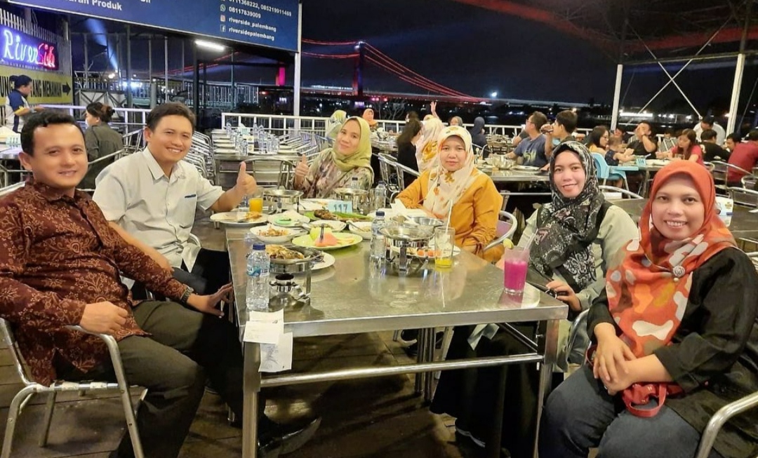 1. River Side Restaurant, 2. Kedai TOKOPI Pai Li Bang, 3. Kedai Tiga Nyonya, 4. Uncle K, 5. Rumah Makan Sri Melayu, 6. Pindang Meranjat Bu Ucha, 7. Tamken Resto & Cafe, 8. Kampung Kecil, 9. RM Pondok Kelapo, 10. Bakso Granat Mas Aziz