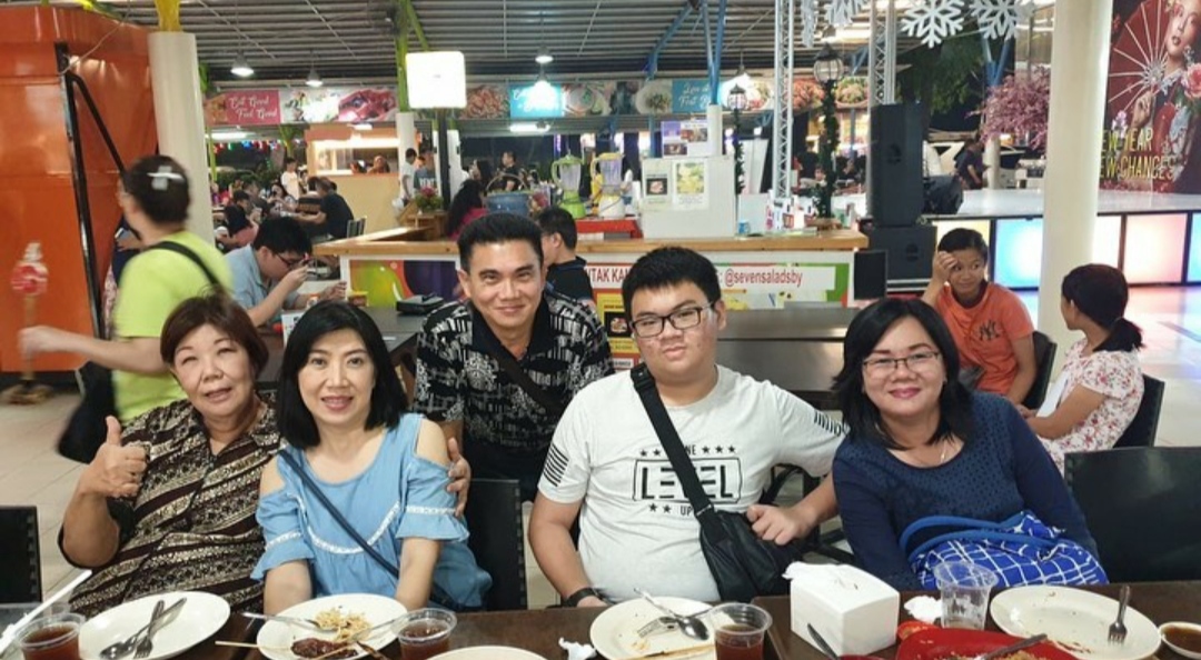 1. Depot Madinah, 2. Sate Lisidu, 3. Bebek Sinjay, 4. G Walk, 5. D’Cost Seafood, 6. Kedai Sabindo, 7. RM Ikan Bakar Cianjur, 8. Warung Leko, 9. Ayam Bakar Primarasa, 10. Pakuwon Food Festival