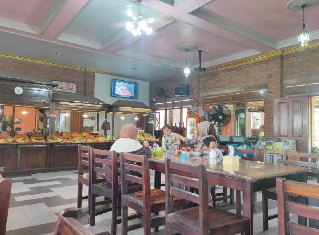 1. Nasi Jamblang Mang Dul, 2. Klapa Manis, 3. Tomodachi Steak and Seafood, 4. Saung Ma’Iyah, 5. Es Cuwing Kartini, 6. Citra Seafood Plumbon, 7. Empal Gentong H Apud Pusat, 8. Kharitzma, 9. Olive Bistro, 10. Roso Echo