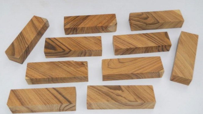 1. Gaharu, 2. Eboni, 3. Lignum Vitae, 4. Bubinga, 5. Tigerwood, 6. Purple Heart, 7. African Blackwood, 8. Sandalwood, 9. Bocote, 10. Pink Ivory