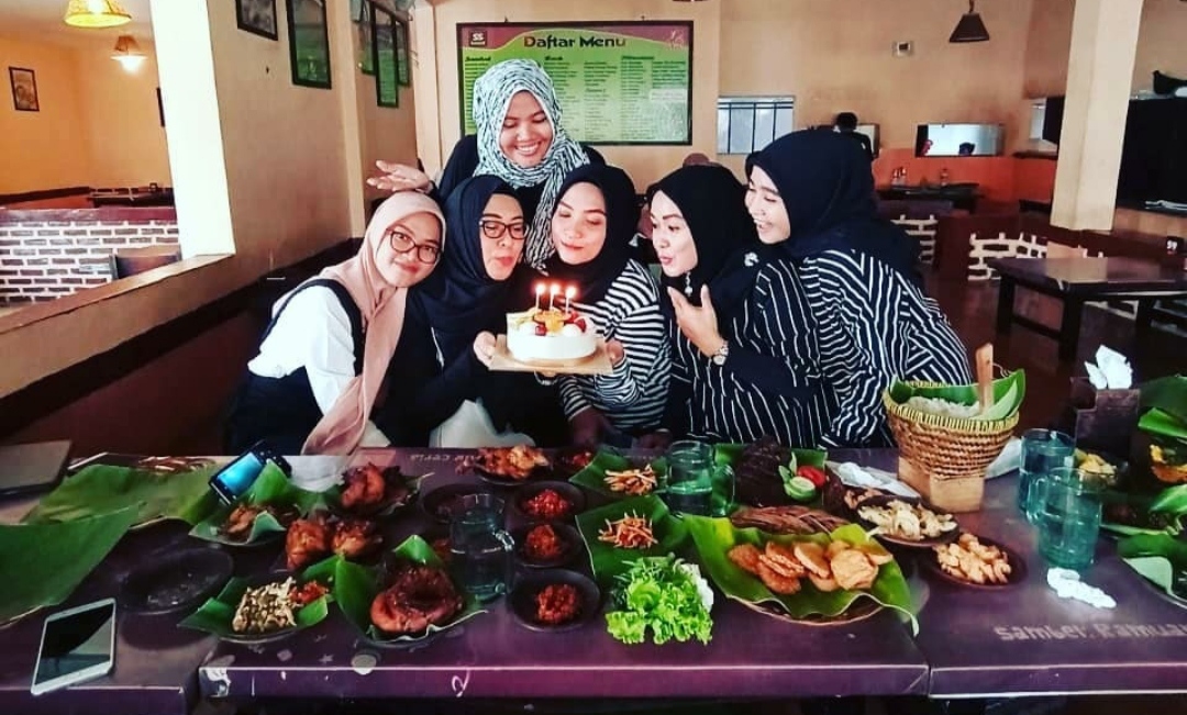 1. Mang Engking, 2. Waroeng SS , 3. Pondok Laras, 4. Soto Bu Tjondro, 5. Daebak Fan Cafe, 6. Saung Talaga, 7. Waroeng Steak and Shake, 8. Warung Pasta, 9. Milan Pizzeria Cafe , 10. Mang Kabayan