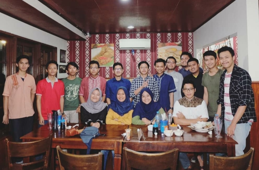 1. Talaga Sampireun, 2. Ayam Kremes Bu Tjondro, 3. Sate RSPP, 4. Fish Streat, 5. Lot 9 Cafe & Restaurant, 6. Putera Lombok, 7. Burgreens, 8. Kopi Manyar, 9. Balkoni Cafe , 10. Restoran Sari Indah