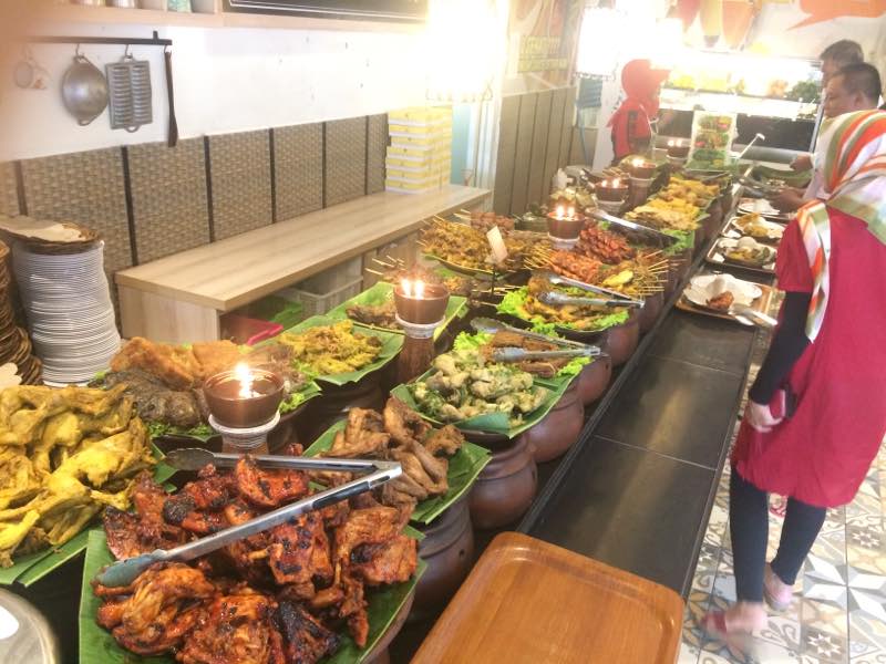 1. Wingz O Wingz, 2. Ampera Arcamanik, 3. Skyline Best View Resto, 4. One Eighty Coffee and Music, 5. Boemi Mitoha, 6. Sushi Den, 7. Sindang Reret, 8. Orofi Cafe, 9. Saung Pengkolan 1, 10. Roemah Nenek