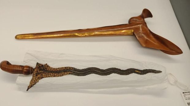1. Keris Naga Raja, 2. Keris Kyai Sabuk Inten, 3. Keris Kyai Carito Buntolo, 4. Keris Jalak Budho Singosari, 5. Keris Nogo Sosro Kinatah, 6. Keris Pakubuwono, 7. Keris Hamengkubuwono, 8. Keris Ngadiboyo, 9. Keris Pamor Utuh, 10. Keris Milik Petinggi Kerajaan