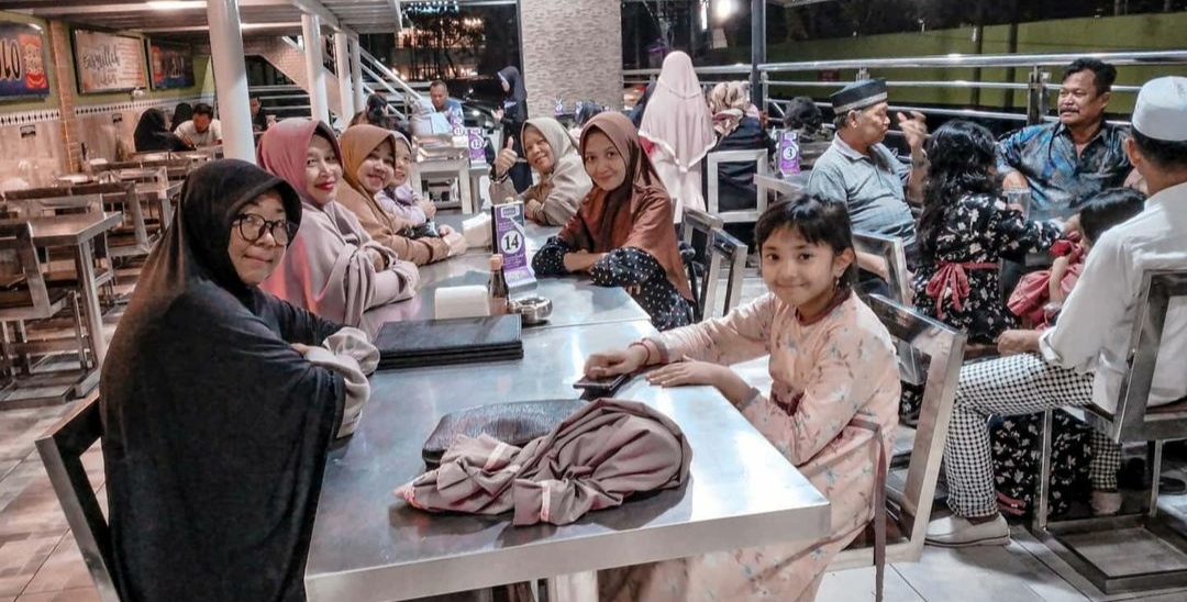 1. Restoran Padang Sederhana, 2. Pastagio Banjarbaru, 3. Ayam Bakar Wong Solo, 4. Mie Bancir Agus Sasirangan, 5. Rumah Makan Duta Rasa, 6. Rumah Makan Semua Senang (Pak Siyo), 7. Rumah Makan Pondok Garuda, 8. Pizza Hut, 9. Rumah Makan Swarga, 10. Café Moonlight 2
