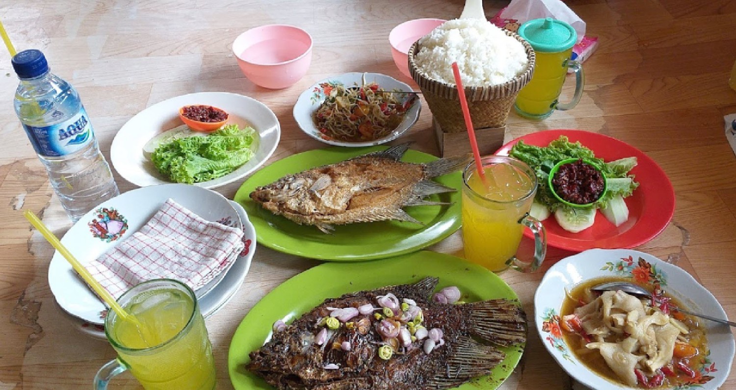 1. Eling Bening, 2. Lepau Bu Karti, 3. Cowek Ireng, 4. Joglo Agung Resto &amp; Gallery, 5. RM Istana Wedang Puri Anjasmoro, 6. Mr.K Cafe Gombel, 7. Pemancingan Sekopek, 8. Selera Sambal, 9. Soto Ayam Khas Semarang Pak Man, 10. Restoran Kampung Laut Semarang, 11. RM Lombok Abang