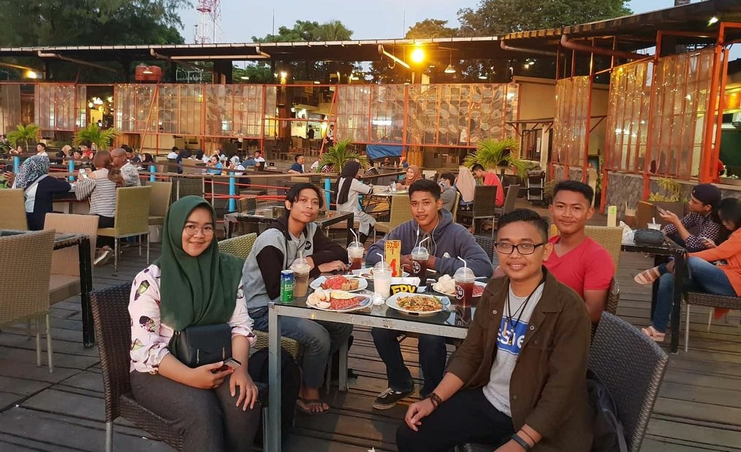 1. Aroma Coto Gagak , 2. Pallubasa Serigala, 3. Rumah Makan Ulu Juku’, 4. Kampoeng Popsa, 5. Cobek Cobek, 6. New Dinar Seafood, 7. Rumah Makan Nelayan, 8. Sunachi Suki Restaurant, 9. Muda Mudi, 10. Seafood Apong