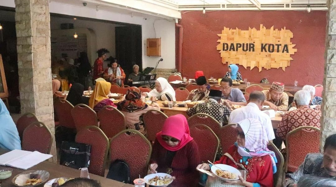 1. Warung Lesehan Pak Sholeh, 2. Toko Oen, 3. Taman Indie Resto , 4. Malibu Steak ‘n Pizza, 5. Dapur Kota, 6. Rumah Makan Inggil, 7. Simpang Luwe , 8. Ikan Bakar Cianjur , 9. Madame Wang Secret Garden , 10. Vargo Kitchen