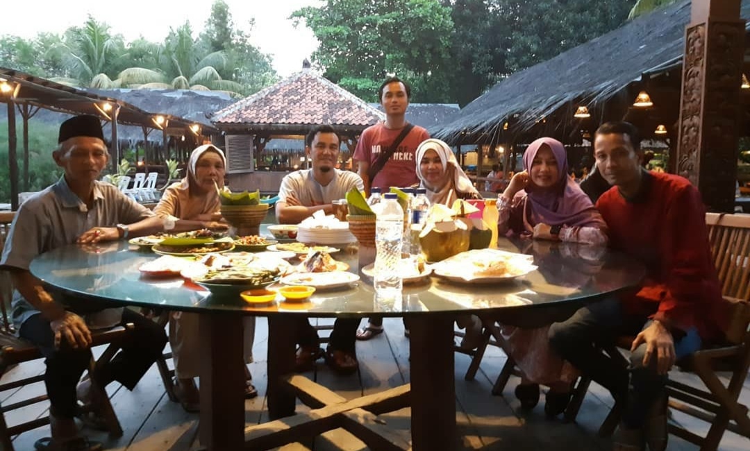 1. Mang Engking, 2. Waroeng SS , 3. Pondok Laras, 4. Soto Bu Tjondro, 5. Daebak Fan Cafe, 6. Saung Talaga, 7. Waroeng Steak and Shake, 8. Warung Pasta, 9. Milan Pizzeria Cafe , 10. Mang Kabayan