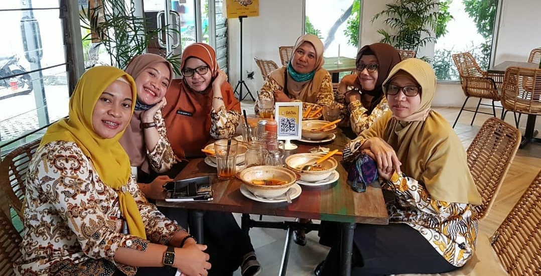 1. Mang Engking, 2. Waroeng SS , 3. Pondok Laras, 4. Soto Bu Tjondro, 5. Daebak Fan Cafe, 6. Saung Talaga, 7. Waroeng Steak and Shake, 8. Warung Pasta, 9. Milan Pizzeria Cafe , 10. Mang Kabayan