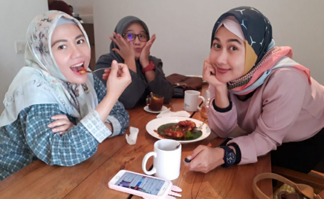 1. Talaga Sampireun, 2. Ayam Kremes Bu Tjondro, 3. Sate RSPP, 4. Fish Streat, 5. Lot 9 Cafe & Restaurant, 6. Putera Lombok, 7. Burgreens, 8. Kopi Manyar, 9. Balkoni Cafe , 10. Restoran Sari Indah