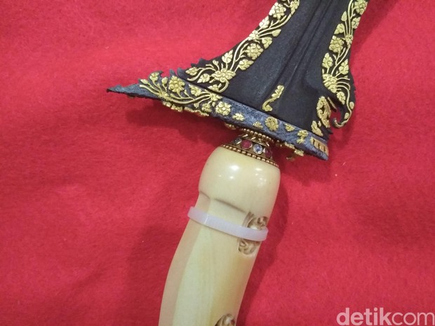 1. Keris Naga Raja, 2. Keris Kyai Sabuk Inten, 3. Keris Kyai Carito Buntolo, 4. Keris Jalak Budho Singosari, 5. Keris Nogo Sosro Kinatah, 6. Keris Pakubuwono, 7. Keris Hamengkubuwono, 8. Keris Ngadiboyo, 9. Keris Pamor Utuh, 10. Keris Milik Petinggi Kerajaan