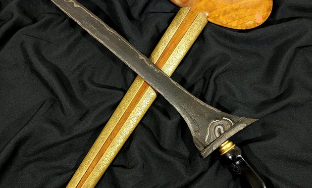 1. Keris Naga Raja, 2. Keris Kyai Sabuk Inten, 3. Keris Kyai Carito Buntolo, 4. Keris Jalak Budho Singosari, 5. Keris Nogo Sosro Kinatah, 6. Keris Pakubuwono, 7. Keris Hamengkubuwono, 8. Keris Ngadiboyo, 9. Keris Pamor Utuh, 10. Keris Milik Petinggi Kerajaan
