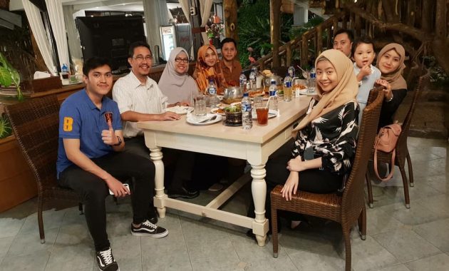 1. River Side Restaurant, 2. Kedai TOKOPI Pai Li Bang, 3. Kedai Tiga Nyonya, 4. Uncle K, 5. Rumah Makan Sri Melayu, 6. Pindang Meranjat Bu Ucha, 7. Tamken Resto & Cafe, 8. Kampung Kecil, 9. RM Pondok Kelapo, 10. Bakso Granat Mas Aziz