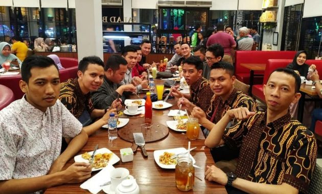 1. Restoran Padang Sederhana, 2. Pastagio Banjarbaru, 3. Ayam Bakar Wong Solo, 4. Mie Bancir Agus Sasirangan, 5. Rumah Makan Duta Rasa, 6. Rumah Makan Semua Senang (Pak Siyo), 7. Rumah Makan Pondok Garuda, 8. Pizza Hut, 9. Rumah Makan Swarga, 10. Café Moonlight 2