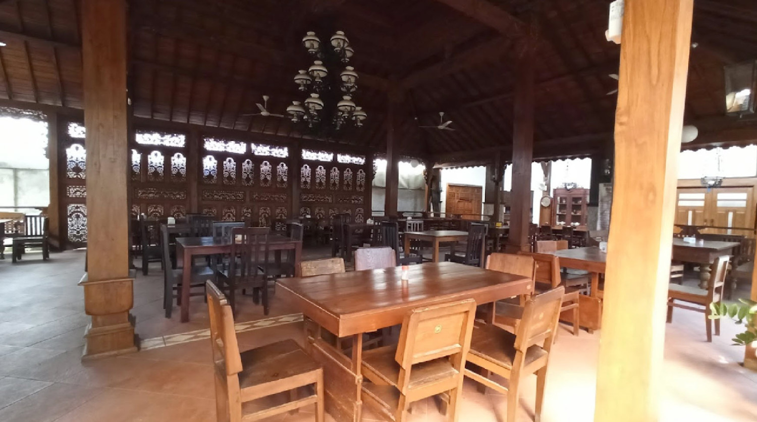 1. Sambel Djawa, 2. Sego Dalem, 3. Teras Bali, 4. Selaras, 5. Sego Kucing Jogja Pekalongan, 6. Pondok Ikan Bakar Wiroto, 7. Garang Asem H. Masduki, 8. Panderasa, 9. Sop Buntut Bu Leman, 10. Ayam Gepuk Super Lezat