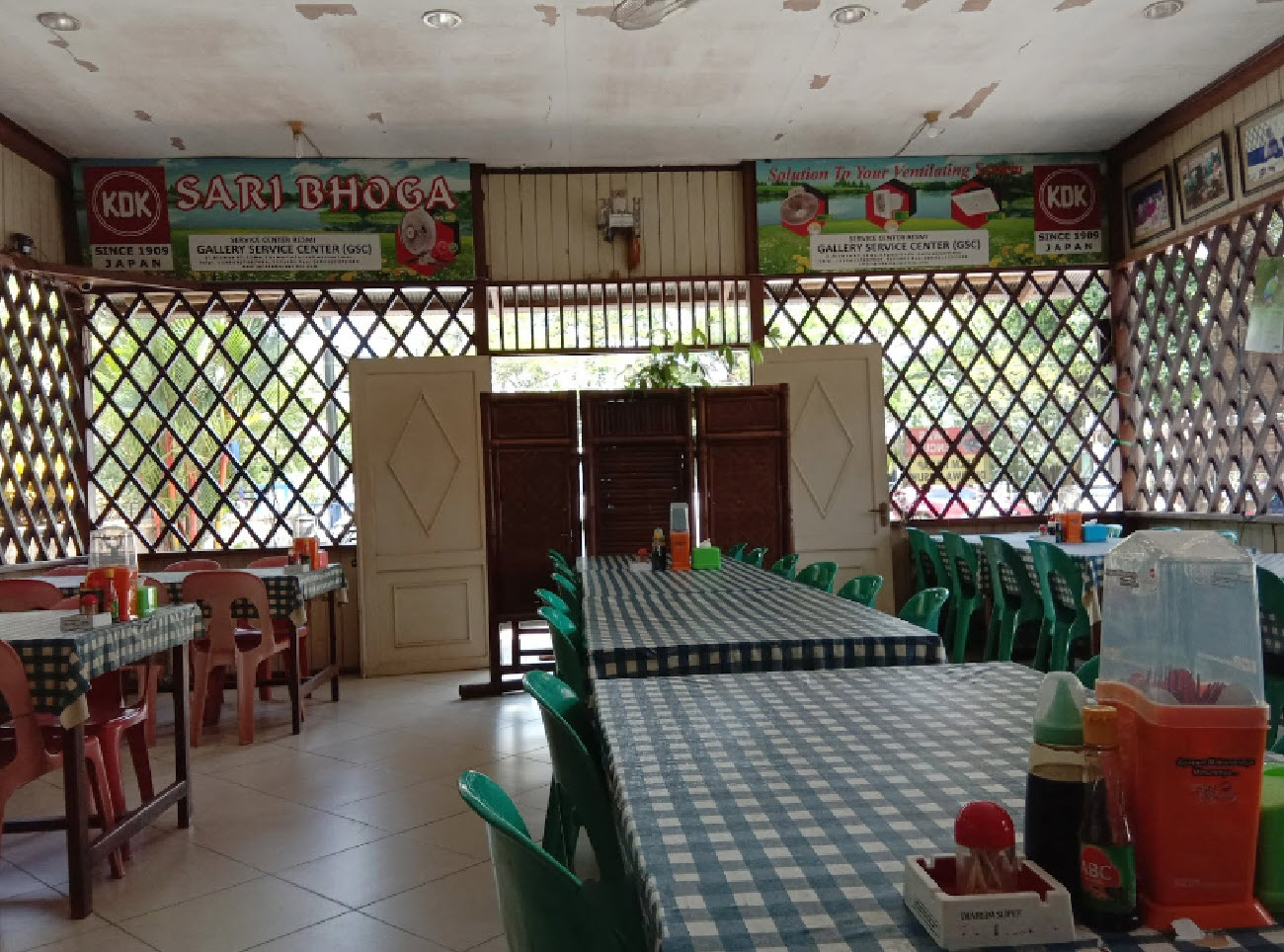 1. Warung Samarendah, 2. Ikan Bakar Bamboo, 3. Taberu, 4. Torani Juanda, 5. Soto Kuwin Banjar, 6. Pondok Borneo, 7. Ayam Goreng Banjar, 8. Martabak Banjar, 9. Sari Bhoga Seafood Resto, 10. Bubur Ayam Bandung Kartika