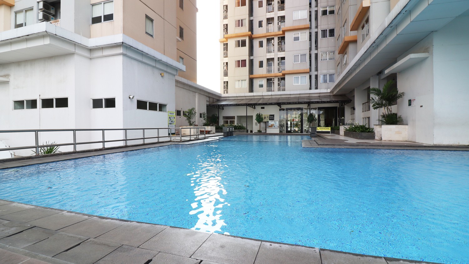 1. Hampton’s Park Apartment, 2. Gandaria Heights, 3. Essence Darmawangsa, 4. Kemang Village, 5. Pakubuwono Terrace, 6. Apartemen Nirvana Kemang, 7. The Aspen Residences, 8. Bellevue Place Apartment, 9. Kebayoran Icon Apartment &amp; Office, 10. Bumi Mas