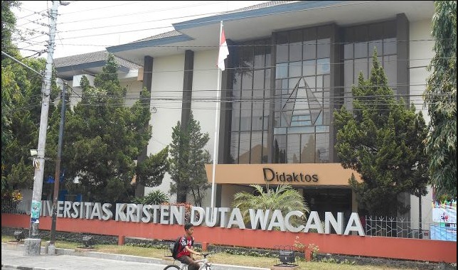 1. Universitas Gadjah Mada, 2. Universitas Negeri Yogyakarta, 3. Universitas Sarjanawiyata Tamansiswa, 4. Universitas Islam Negeri Sunan Kalijaga, 5. Universitas Ahmad Dahlan, 6. Universitas Janabadra, 7. Universitas Kristen Duta Wacana, 8. Universitas Islam Indonesia, 9. Universitas Atma Jaya Yogyakarta, 10. Universitas Sanata Dharma, 11. Universitas Alma Ata, 12. Universitas AMIKOM, 13. Universitas Cokroaminoto Yogyakarta, 14. UPN Veteran Yogyakarta, 15. Universitas Proklamasi 45 Yogyakarta