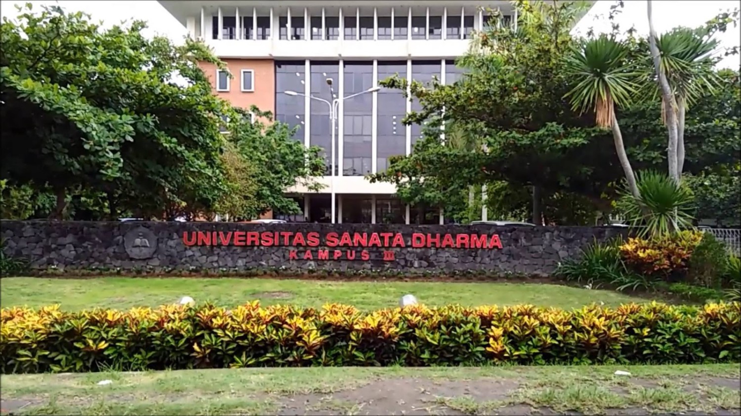 1. Universitas Gadjah Mada, 2. Universitas Negeri Yogyakarta, 3. Universitas Sarjanawiyata Tamansiswa, 4. Universitas Islam Negeri Sunan Kalijaga, 5. Universitas Ahmad Dahlan, 6. Universitas Janabadra, 7. Universitas Kristen Duta Wacana, 8. Universitas Islam Indonesia, 9. Universitas Atma Jaya Yogyakarta, 10. Universitas Sanata Dharma, 11. Universitas Alma Ata, 12. Universitas AMIKOM, 13. Universitas Cokroaminoto Yogyakarta, 14. UPN Veteran Yogyakarta, 15. Universitas Proklamasi 45 Yogyakarta