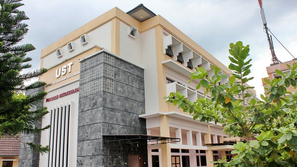 1. Universitas Gadjah Mada, 2. Universitas Negeri Yogyakarta, 3. Universitas Sarjanawiyata Tamansiswa, 4. Universitas Islam Negeri Sunan Kalijaga, 5. Universitas Ahmad Dahlan, 6. Universitas Janabadra, 7. Universitas Kristen Duta Wacana, 8. Universitas Islam Indonesia, 9. Universitas Atma Jaya Yogyakarta, 10. Universitas Sanata Dharma, 11. Universitas Alma Ata, 12. Universitas AMIKOM, 13. Universitas Cokroaminoto Yogyakarta, 14. UPN Veteran Yogyakarta, 15. Universitas Proklamasi 45 Yogyakarta
