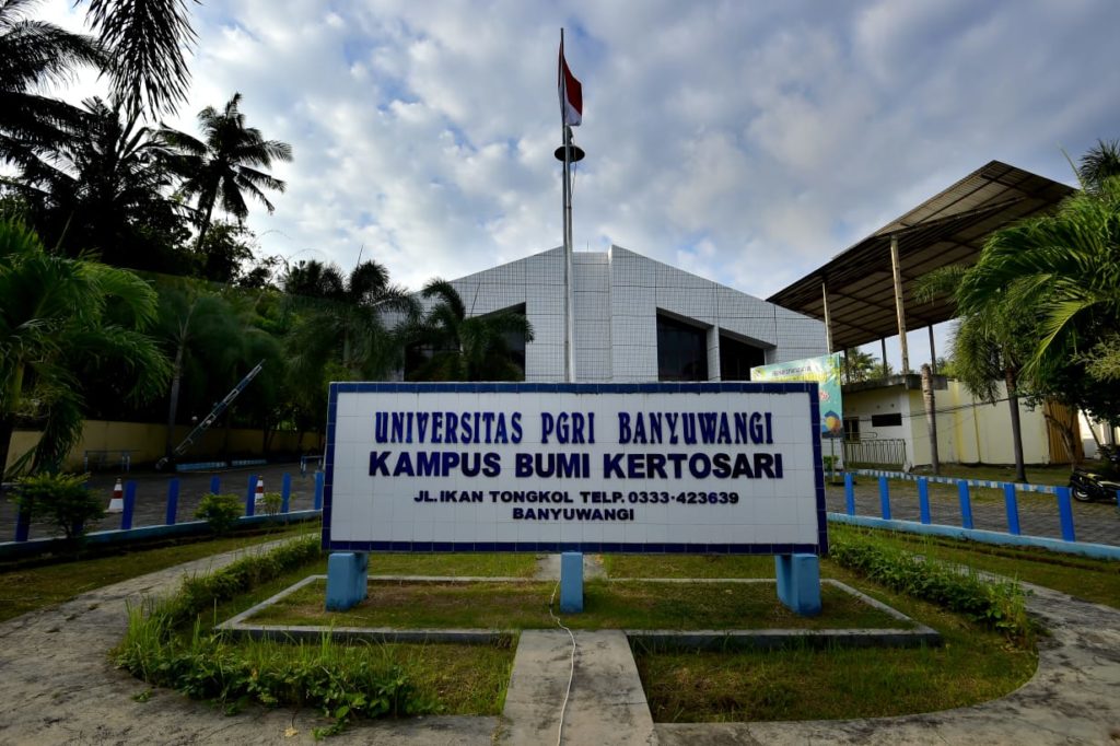1. Politeknik Negeri Banyuwangi, 2. Universitas 17 Agustus 1945, 3. Universitas Bakti Indonesia, 4. Universitas PGRI Banyuwangi, 5. Sekolah Tinggi Ilmu Kesehatan, 6. Akademi Kelautan, 7. Universitas Airlangga, 8. Institut Agama Islam Blokagung, 9. Akademi Kesehatan Rustida, 10. Institut Agama Islam Ibrahimy