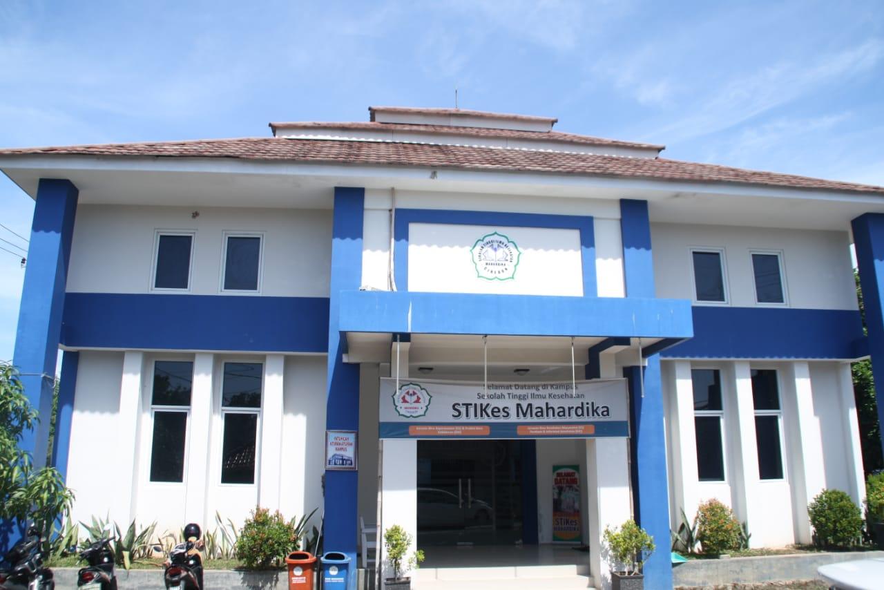 1. Institut Agama Islam Negeri Syekh Nurjati, 2. Universitas Muhammadiyah Cirebon, 3. Universitas Swadaya Gunung Jati, 4. Universitas 17 Agustus Cirebon, 5. Universitas Nahdlatul Ulama Cirebon, 6. Sekolah Tinggi Teknologi Cirebon, 7. Akademi Maritim Suaka Bahari Cirebon, 8. Politeknik LP3I Kampus Cirebon, 9. Sekolah Tinggi Manajemen Informatika dan Komputer IKMI, 10. Sekolah Tinggi Agama Islam Cirebon, 11. Akademi Kebidanan Graha Husada Cirebon, 12. Sekolah Tinggi Ilmu Kesehatan Mahardika Cirebon, 13. Sekolah Tinggi Ilmu Bahasa Asing Invada, 14. Institut Agama Islam Bunga Bangsa Cirebon, 15. Akademi Keperawatan Dharma Husada