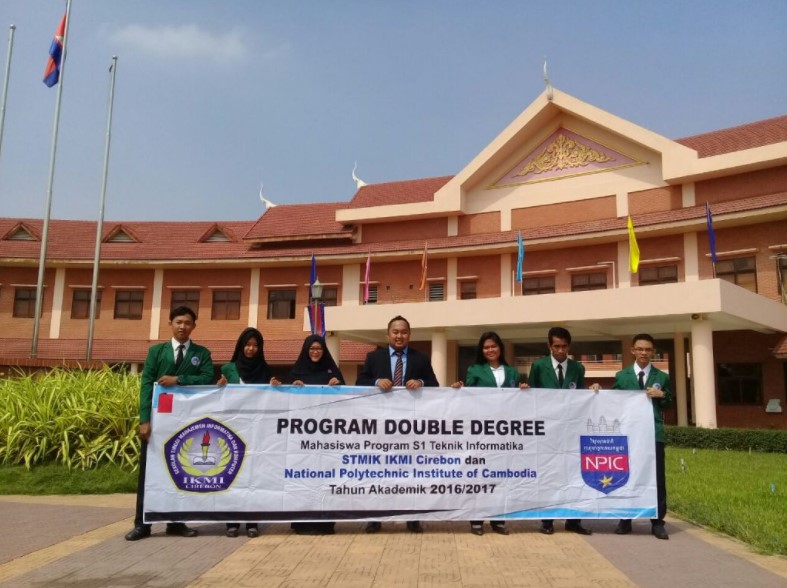 1. Institut Agama Islam Negeri Syekh Nurjati, 2. Universitas Muhammadiyah Cirebon, 3. Universitas Swadaya Gunung Jati, 4. Universitas 17 Agustus Cirebon, 5. Universitas Nahdlatul Ulama Cirebon, 6. Sekolah Tinggi Teknologi Cirebon, 7. Akademi Maritim Suaka Bahari Cirebon, 8. Politeknik LP3I Kampus Cirebon, 9. Sekolah Tinggi Manajemen Informatika dan Komputer IKMI, 10. Sekolah Tinggi Agama Islam Cirebon, 11. Akademi Kebidanan Graha Husada Cirebon, 12. Sekolah Tinggi Ilmu Kesehatan Mahardika Cirebon, 13. Sekolah Tinggi Ilmu Bahasa Asing Invada, 14. Institut Agama Islam Bunga Bangsa Cirebon, 15. Akademi Keperawatan Dharma Husada
