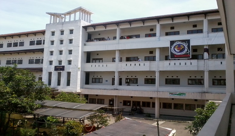 1. Institut Agama Islam Negeri Syekh Nurjati, 2. Universitas Muhammadiyah Cirebon, 3. Universitas Swadaya Gunung Jati, 4. Universitas 17 Agustus Cirebon, 5. Universitas Nahdlatul Ulama Cirebon, 6. Sekolah Tinggi Teknologi Cirebon, 7. Akademi Maritim Suaka Bahari Cirebon, 8. Politeknik LP3I Kampus Cirebon, 9. Sekolah Tinggi Manajemen Informatika dan Komputer IKMI, 10. Sekolah Tinggi Agama Islam Cirebon, 11. Akademi Kebidanan Graha Husada Cirebon, 12. Sekolah Tinggi Ilmu Kesehatan Mahardika Cirebon, 13. Sekolah Tinggi Ilmu Bahasa Asing Invada, 14. Institut Agama Islam Bunga Bangsa Cirebon, 15. Akademi Keperawatan Dharma Husada