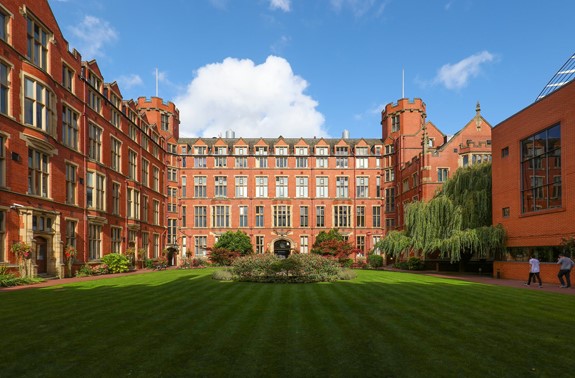1. Universitas Oxford, 2. Universitas Cambridge, 3. Universitas Manchester, 4. The Open University, 5. Universitas Edinburgh, 6. Universitas Leeds, 7. Universitas Birmingham, 8. Universitas Liverpool, 9. Universitas Coventry, 10. Universitas Newcastle, 11. Universitas Nottingham, 12. Universitas Warwick, 13. Universitas Bristol, 14. Universitas Sheffield, 15. Universitas Glasgow