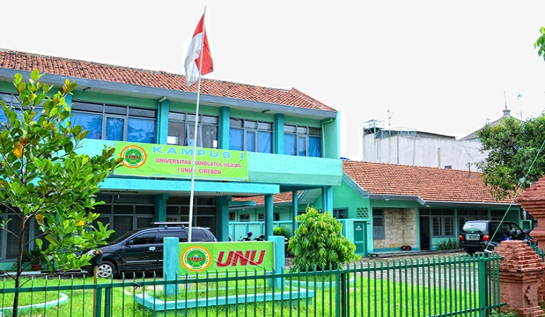 1. Institut Agama Islam Negeri Syekh Nurjati, 2. Universitas Muhammadiyah Cirebon, 3. Universitas Swadaya Gunung Jati, 4. Universitas 17 Agustus Cirebon, 5. Universitas Nahdlatul Ulama Cirebon, 6. Sekolah Tinggi Teknologi Cirebon, 7. Akademi Maritim Suaka Bahari Cirebon, 8. Politeknik LP3I Kampus Cirebon, 9. Sekolah Tinggi Manajemen Informatika dan Komputer IKMI, 10. Sekolah Tinggi Agama Islam Cirebon, 11. Akademi Kebidanan Graha Husada Cirebon, 12. Sekolah Tinggi Ilmu Kesehatan Mahardika Cirebon, 13. Sekolah Tinggi Ilmu Bahasa Asing Invada, 14. Institut Agama Islam Bunga Bangsa Cirebon, 15. Akademi Keperawatan Dharma Husada