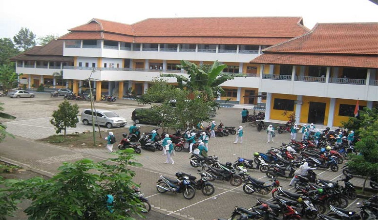 1. Politeknik Negeri Banyuwangi, 2. Universitas 17 Agustus 1945, 3. Universitas Bakti Indonesia, 4. Universitas PGRI Banyuwangi, 5. Sekolah Tinggi Ilmu Kesehatan, 6. Akademi Kelautan, 7. Universitas Airlangga, 8. Institut Agama Islam Blokagung, 9. Akademi Kesehatan Rustida, 10. Institut Agama Islam Ibrahimy