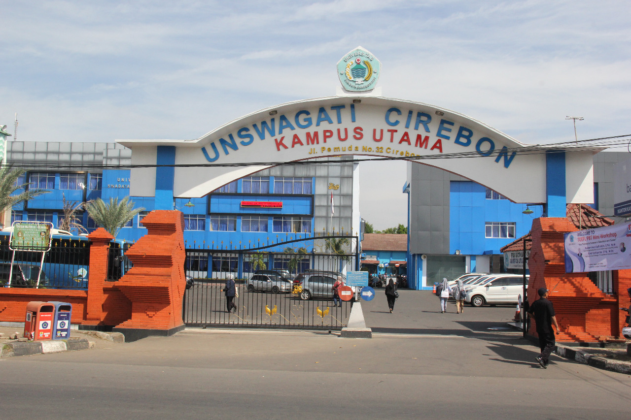 1. Institut Agama Islam Negeri Syekh Nurjati, 2. Universitas Muhammadiyah Cirebon, 3. Universitas Swadaya Gunung Jati, 4. Universitas 17 Agustus Cirebon, 5. Universitas Nahdlatul Ulama Cirebon, 6. Sekolah Tinggi Teknologi Cirebon, 7. Akademi Maritim Suaka Bahari Cirebon, 8. Politeknik LP3I Kampus Cirebon, 9. Sekolah Tinggi Manajemen Informatika dan Komputer IKMI, 10. Sekolah Tinggi Agama Islam Cirebon, 11. Akademi Kebidanan Graha Husada Cirebon, 12. Sekolah Tinggi Ilmu Kesehatan Mahardika Cirebon, 13. Sekolah Tinggi Ilmu Bahasa Asing Invada, 14. Institut Agama Islam Bunga Bangsa Cirebon, 15. Akademi Keperawatan Dharma Husada