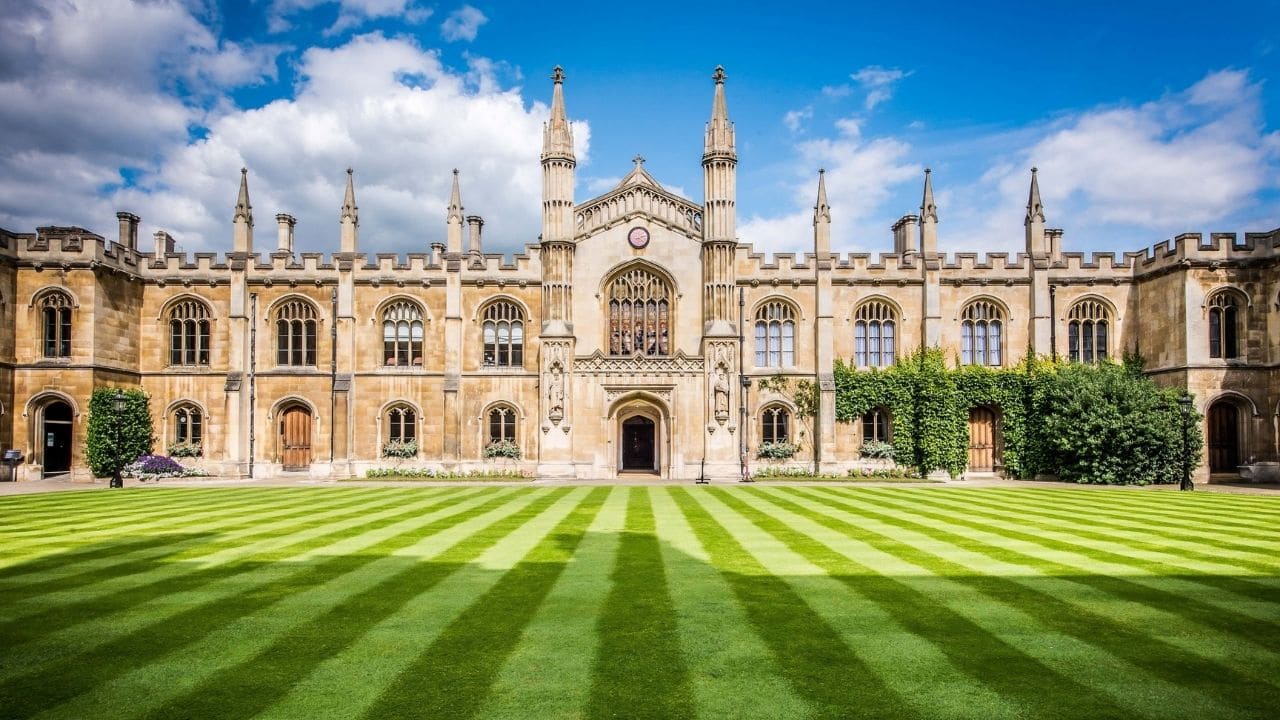 1. Universitas Oxford, 2. Universitas Cambridge, 3. Universitas Manchester, 4. The Open University, 5. Universitas Edinburgh, 6. Universitas Leeds, 7. Universitas Birmingham, 8. Universitas Liverpool, 9. Universitas Coventry, 10. Universitas Newcastle, 11. Universitas Nottingham, 12. Universitas Warwick, 13. Universitas Bristol, 14. Universitas Sheffield, 15. Universitas Glasgow