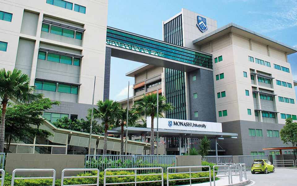 1. Universitas Malaya, 2. Universitas Putra Malaysia, 3. Universitas Kebangsaan Malaysia, 4. Taylor’s University, 5. Universitas Monash Malaysia, 6. Universitas Nottingham Malaysia, 7. Universitas Sunway, 8. Asia Pacific University of Technology & Innovation Malaysia, 9. Universitas Teknologi Malaysia, 10. UCSI Malaysia, 11. Multimedia University – MMU Cyberjaya, 12. International Medical University, 13. Universitas Sains Malaysia, 14. Universitas Utara Malaysia, 15. Universitas Manajemen dan Sains