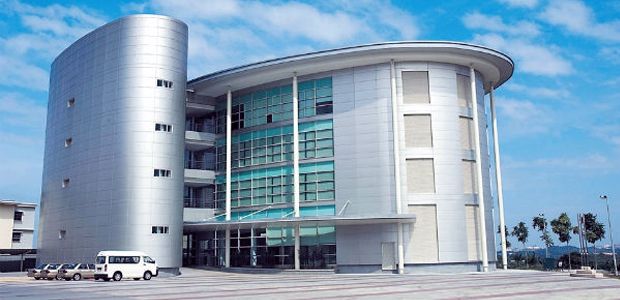 1. Universitas Malaya, 2. Universitas Putra Malaysia, 3. Universitas Kebangsaan Malaysia, 4. Taylor’s University, 5. Universitas Monash Malaysia, 6. Universitas Nottingham Malaysia, 7. Universitas Sunway, 8. Asia Pacific University of Technology & Innovation Malaysia, 9. Universitas Teknologi Malaysia, 10. UCSI Malaysia, 11. Multimedia University – MMU Cyberjaya, 12. International Medical University, 13. Universitas Sains Malaysia, 14. Universitas Utara Malaysia, 15. Universitas Manajemen dan Sains
