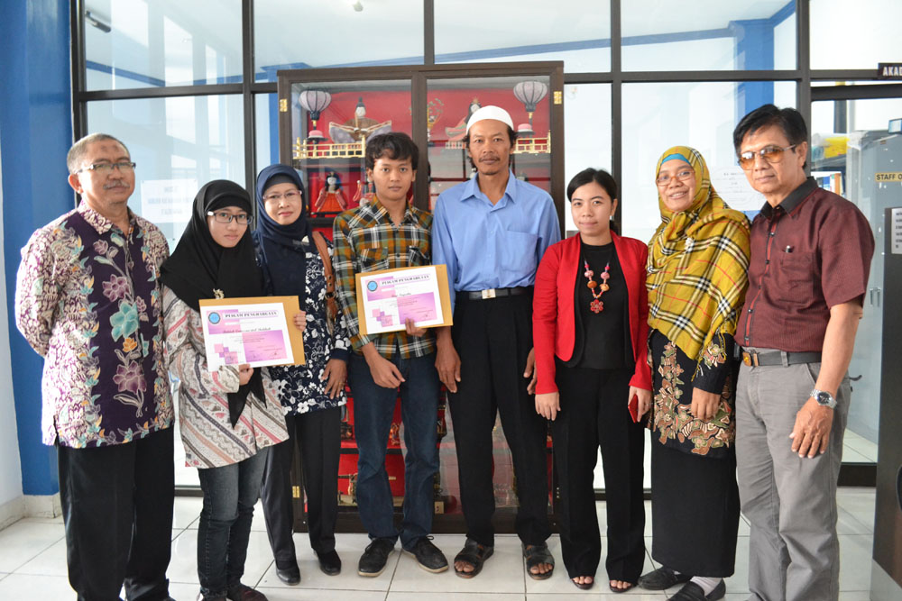 1. Institut Agama Islam Negeri Syekh Nurjati, 2. Universitas Muhammadiyah Cirebon, 3. Universitas Swadaya Gunung Jati, 4. Universitas 17 Agustus Cirebon, 5. Universitas Nahdlatul Ulama Cirebon, 6. Sekolah Tinggi Teknologi Cirebon, 7. Akademi Maritim Suaka Bahari Cirebon, 8. Politeknik LP3I Kampus Cirebon, 9. Sekolah Tinggi Manajemen Informatika dan Komputer IKMI, 10. Sekolah Tinggi Agama Islam Cirebon, 11. Akademi Kebidanan Graha Husada Cirebon, 12. Sekolah Tinggi Ilmu Kesehatan Mahardika Cirebon, 13. Sekolah Tinggi Ilmu Bahasa Asing Invada, 14. Institut Agama Islam Bunga Bangsa Cirebon, 15. Akademi Keperawatan Dharma Husada