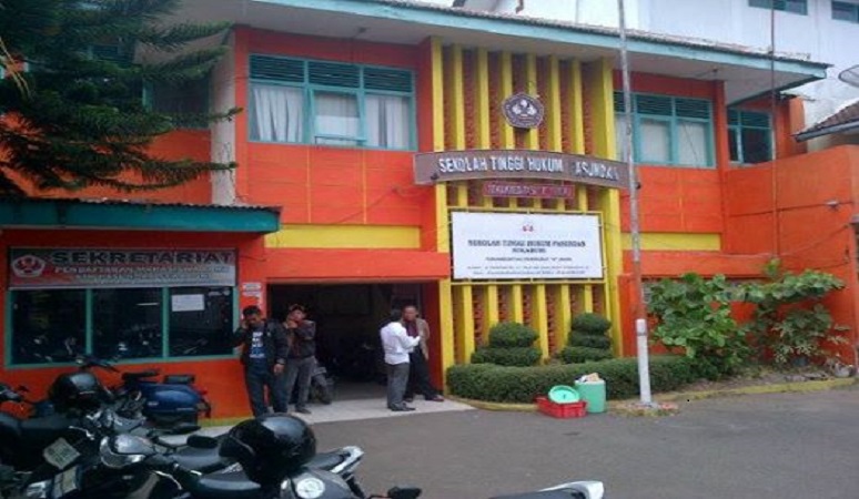 1. Universitas Muhammadiyah Sukabumi, 2. Universitas Nusa Putra, 3. Universitas Bina Sarana Informatika Kampus Sukabumi, 4. Sekolah Tinggi Ilmu Ekonomi PGRI Sukabumi, 5. Politeknik Sukabumi, 6. Sekolah Tinggi Hukum Pasundan, 7. Institut Manajemen Wiyata Indonesia, 8. Institut Madani Nusantara, 9. Sekolah Tinggi Ilmu Sosial dan Ilmu Politik Widyapuri Mandiri, 10. STKIP Bina Mutiara
