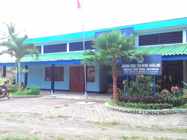 1. Politeknik Pembangunan Pertanian Magelang, 2. Universitas Muhammadiyah Magelang, 3. Universitas Tidar, 4. Akademi Militer Magelang, 5. Akademi Teknik Tirta Wiyata, 6. Akademi Keperawatan Karya Bhakti Nusantara, 7. Politeknik Muhammadiyah Magelang, 8. Sekolah Tinggi Teologi Magelang, 9. Sekolah Tinggi Agama Islam Syubbanul Wathon, 10. Sekolah Tinggi Manajemen Informatika dan Komputer Bina Patria
