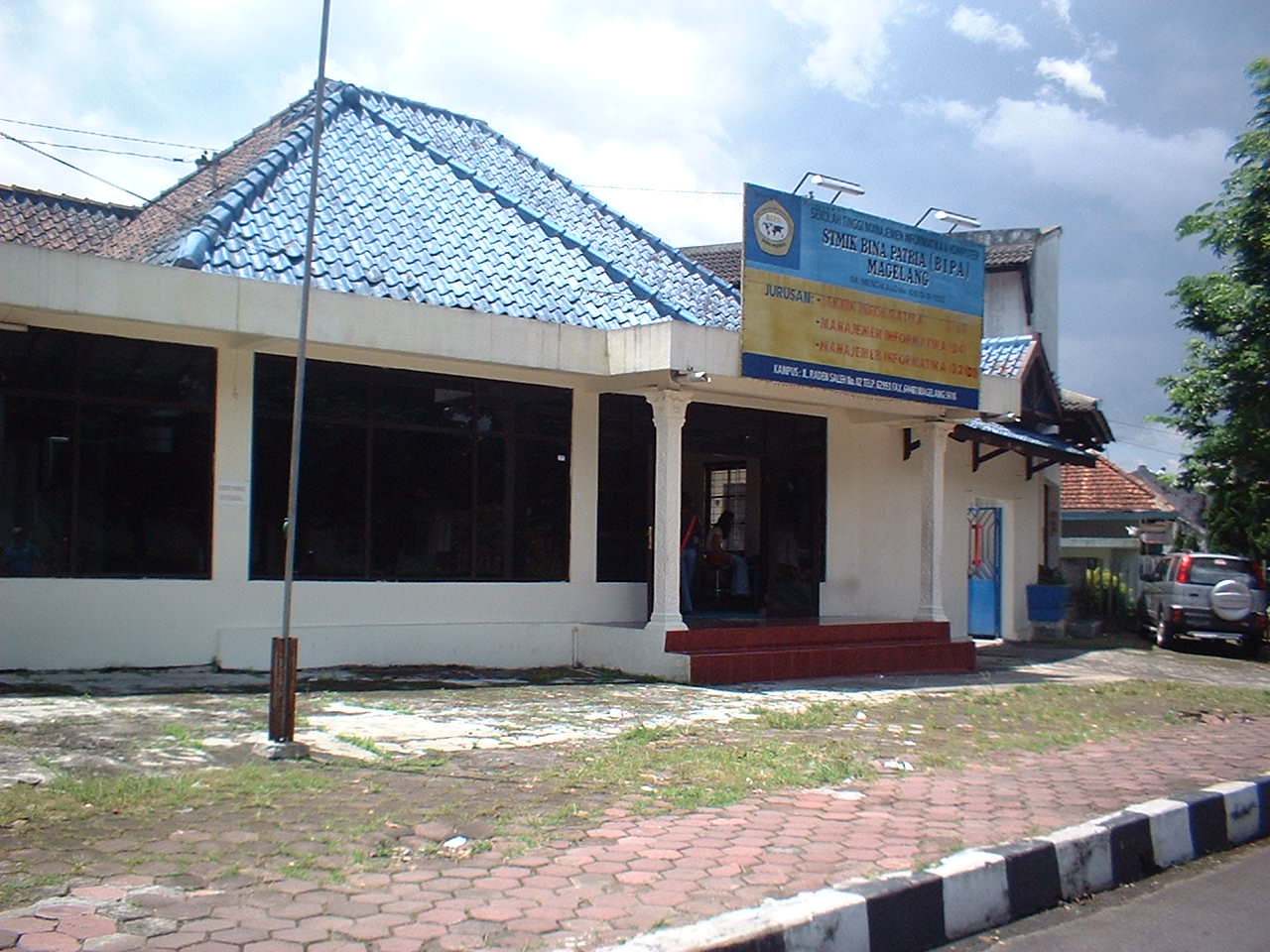 1. Politeknik Pembangunan Pertanian Magelang, 2. Universitas Muhammadiyah Magelang, 3. Universitas Tidar, 4. Akademi Militer Magelang, 5. Akademi Teknik Tirta Wiyata, 6. Akademi Keperawatan Karya Bhakti Nusantara, 7. Politeknik Muhammadiyah Magelang, 8. Sekolah Tinggi Teologi Magelang, 9. Sekolah Tinggi Agama Islam Syubbanul Wathon, 10. Sekolah Tinggi Manajemen Informatika dan Komputer Bina Patria