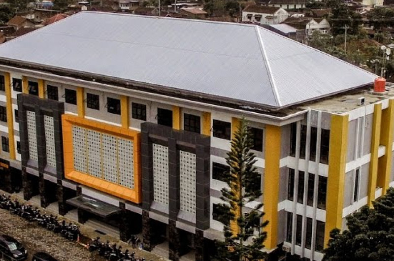 1. Politeknik Pembangunan Pertanian Magelang, 2. Universitas Muhammadiyah Magelang, 3. Universitas Tidar, 4. Akademi Militer Magelang, 5. Akademi Teknik Tirta Wiyata, 6. Akademi Keperawatan Karya Bhakti Nusantara, 7. Politeknik Muhammadiyah Magelang, 8. Sekolah Tinggi Teologi Magelang, 9. Sekolah Tinggi Agama Islam Syubbanul Wathon, 10. Sekolah Tinggi Manajemen Informatika dan Komputer Bina Patria
