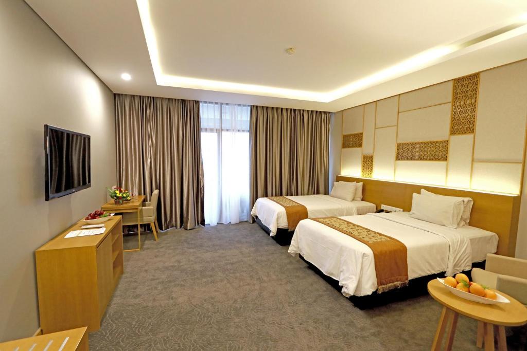 1. Hotel Ciputra, 2. Gumaya Tower, 3. Hotel Grand Edge, 4. Novotel, 5. Aston Inn, 6. Oak Tree Emerald, 7. Quest Hotel, 8. Tentrem, 9. Harris Sentraland, 10. Hotel Patra