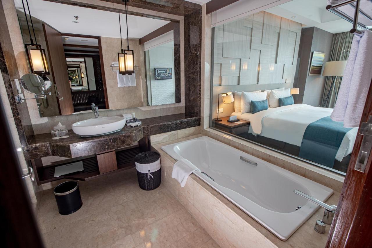 1. Hotel Aryaduta, 2. Crowne Plaza, 3. Novotel, 4. Padma, 5. The Trans Luxury Hotel, 6. Hilton, 7. Aston Pasteur, 8. Banana Inn, 9. The Jayakarta Suite Hotel &amp; Resort, 10. Intercontinental Dago Pakar